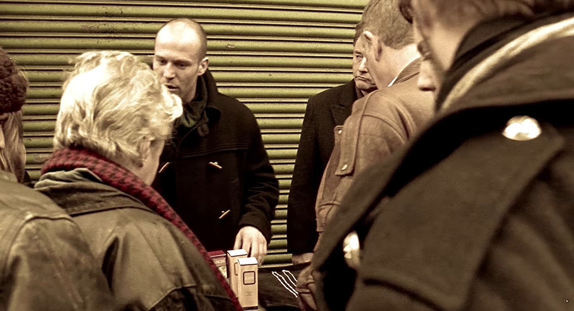 Те, кто верит, налетай, те, кто жадный, убегай. Отделяем мух от котлет, от тех, кто мне верит от тех, кто нет. Для вас свеженький товарчик, а для нас — солидный наварчик. Товар без изъяна, товар без обмана, надёжный, как пружина от дивана. Берем мешками, мешками берем, я вчера один полный взял и всего на десять фунтов попал.