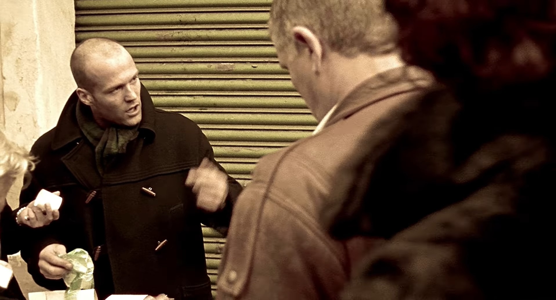 Те, кто верит, налетай, те, кто жадный, убегай. Отделяем мух от котлет, от тех, кто мне верит от тех, кто нет. Для вас свеженький товарчик, а для нас — солидный наварчик. Товар без изъяна, товар без обмана, надёжный, как пружина от дивана. Берем мешками, мешками берем, я вчера один полный взял и всего на десять фунтов попал.