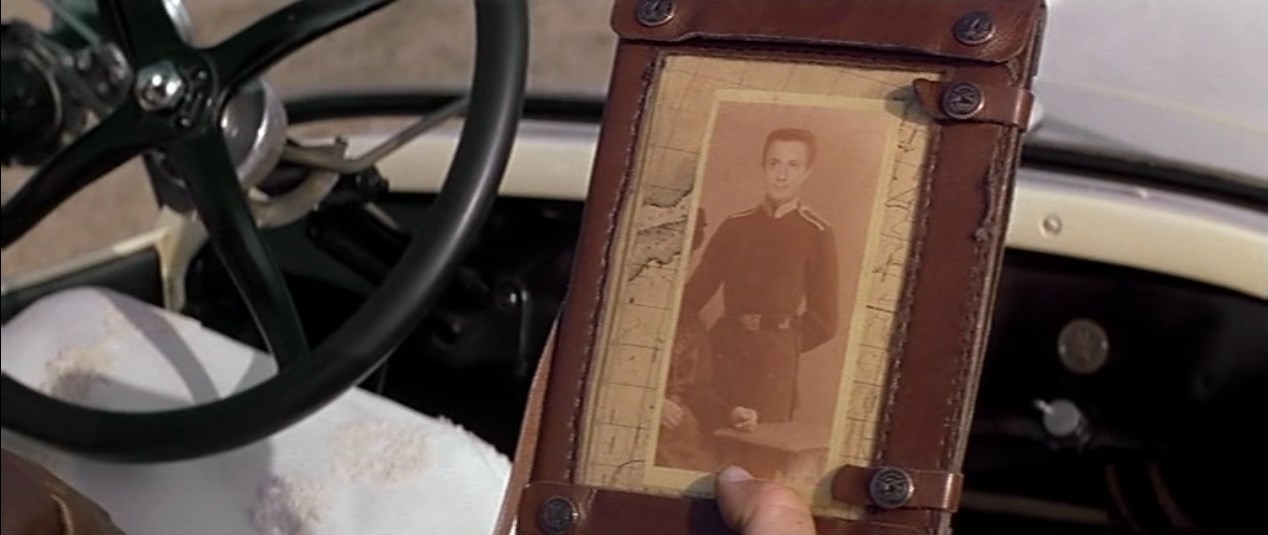 — Он что, русский?
— Да.
— О-о, это многое объясняет.