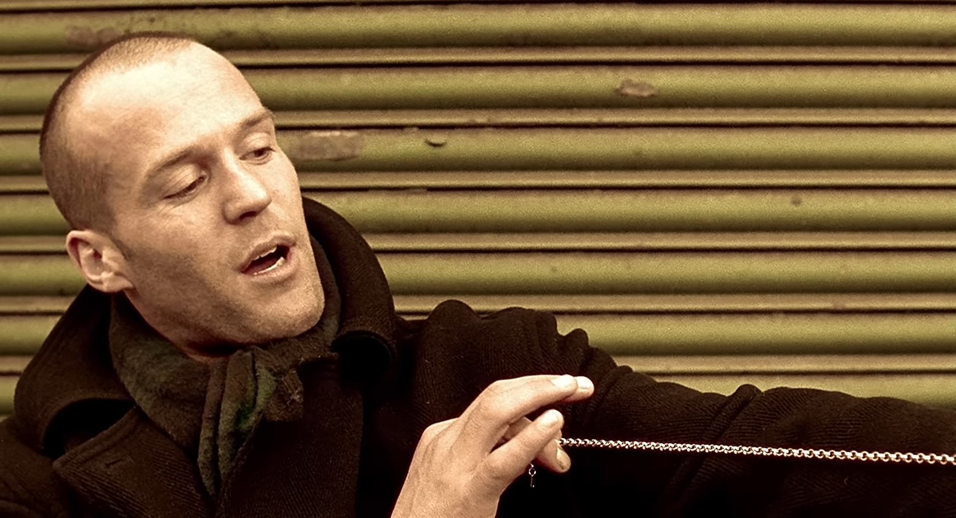 Сработано руками итальянских мастеров. Украдено руками английских воров. Длинный как моя рука, жаль, не всё у меня такое же длинное.
=================================
Сделано в Италии, украдено в Англии! Длиной с мою руку, чуть короче, чем кое-что другое.