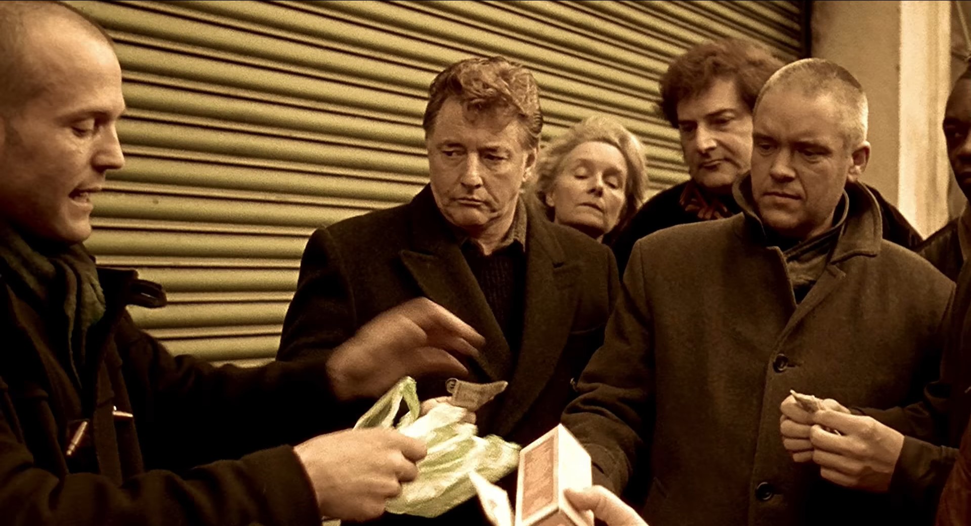 «Бекон» Кто сегодня не успеет — завтра крепко пожалеет.
Будешь долго ждать — я успею всё продать.
У кого нет наличных — будет рыдать неприлично.