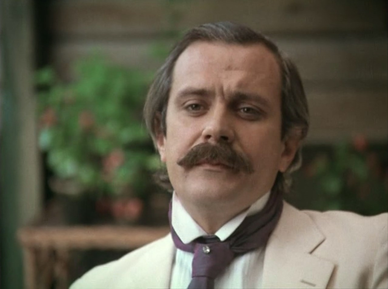 — Я давно знаю Вас и полагаю Ваш будущий супруг обладает многими достоинствами...
— Нет, только одним.
— Немного.
— Зато дорогим.
— Каким же?
— Он любит меня.