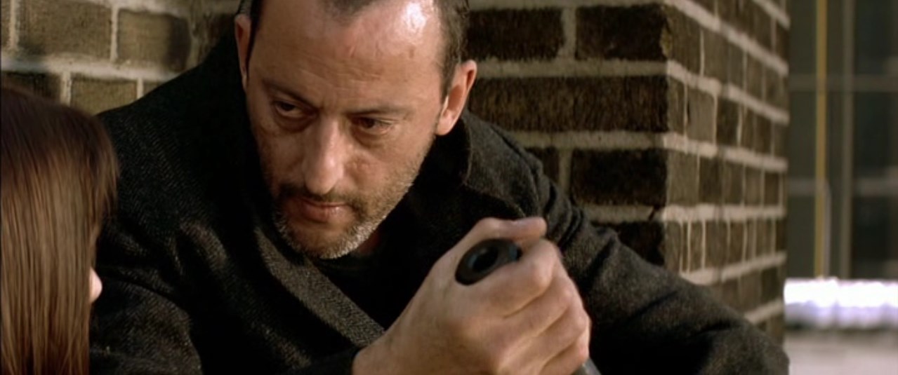 Винтовка — это первое оружие, которым ты должна научиться пользоваться. Потому что оно держит тебя на почтительном расстоянии от клиента. Чем ты будешь более профессиональна, тем ближе ты сможешь подобраться к клиенту.