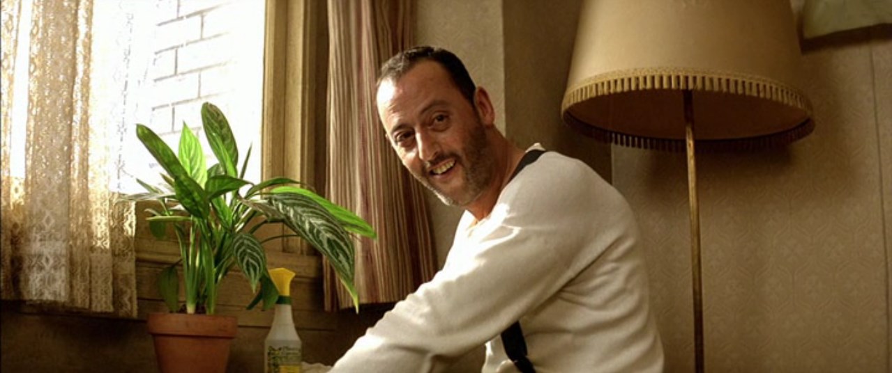 — Ты любишь свой цветок?
— Это мой лучший друг. Всегда в хорошем настроении, не задаёт вопросов. И ещё он, как я, видишь? Без корней.
— Если ты его любишь, посади его в парке, чтобы он пустил корни.
— Да. Ты права.