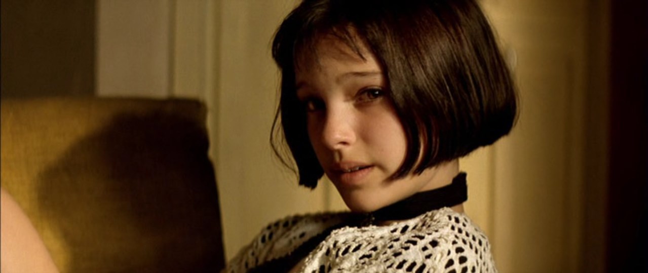 — Ты любишь свой цветок?
— Это мой лучший друг. Всегда в хорошем настроении, не задаёт вопросов. И ещё он, как я, видишь? Без корней.
— Если ты его любишь, посади его в парке, чтобы он пустил корни.
— Да. Ты права.