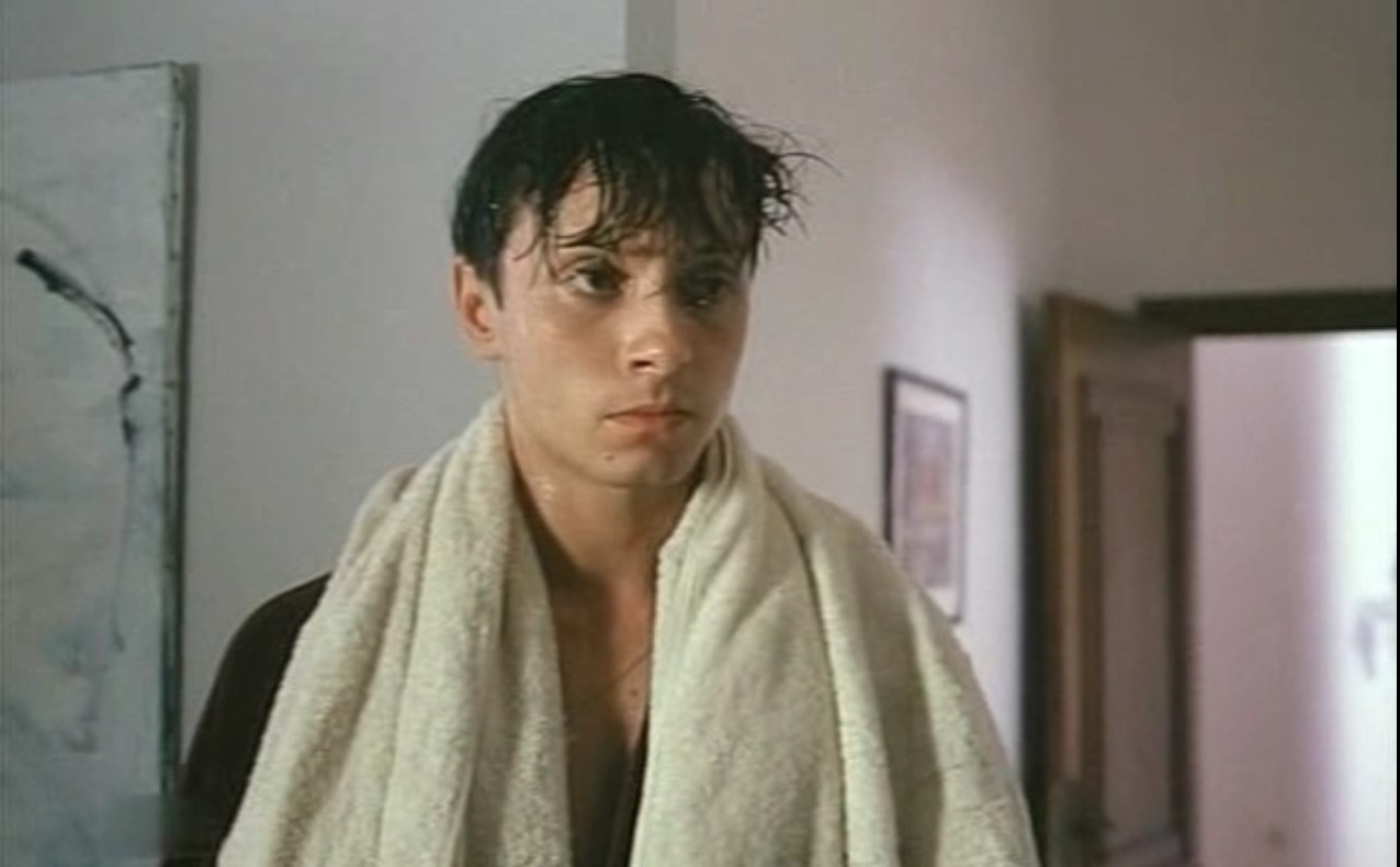 — Я всю ночь не спал. Лежал до рассвета с открытыми глазами.
— В Бельгии тебя тошнило, во Франции у тебя открылся понос, в Америке у тебя была аллергия, в Англии, значит, у тебя бессонница.
— Мальчик вегетативно не переносит чужбину.
— Этот мальчик вегетативно не переносит учёбу.