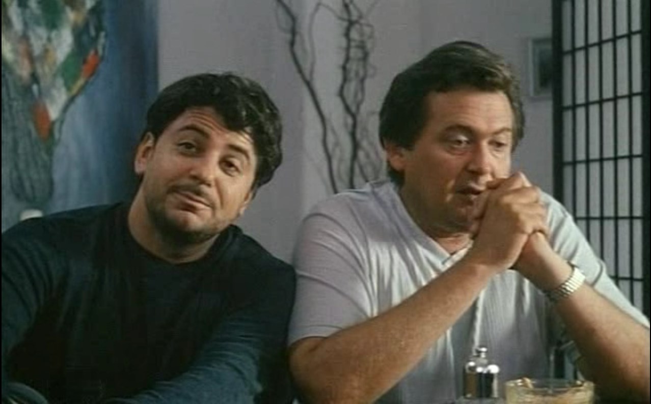 — Я всю ночь не спал. Лежал до рассвета с открытыми глазами.
— В Бельгии тебя тошнило, во Франции у тебя открылся понос, в Америке у тебя была аллергия, в Англии, значит, у тебя бессонница.
— Мальчик вегетативно не переносит чужбину.
— Этот мальчик вегетативно не переносит учёбу.