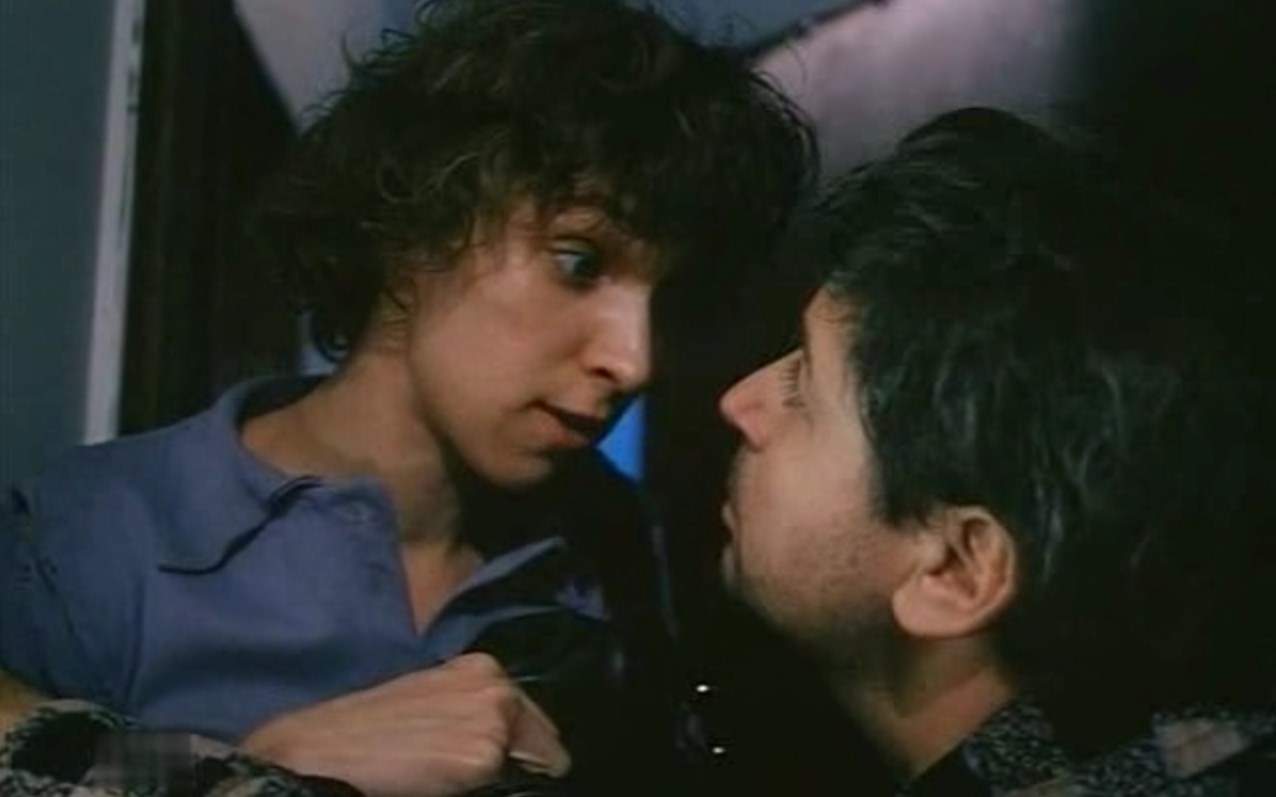 — Надеюсь, непоправимого не стряслось?
— Стряслось.
— Тебя лишили невинности?
— Паспорт свиснули.
— Стасик, нас не обесчестили.