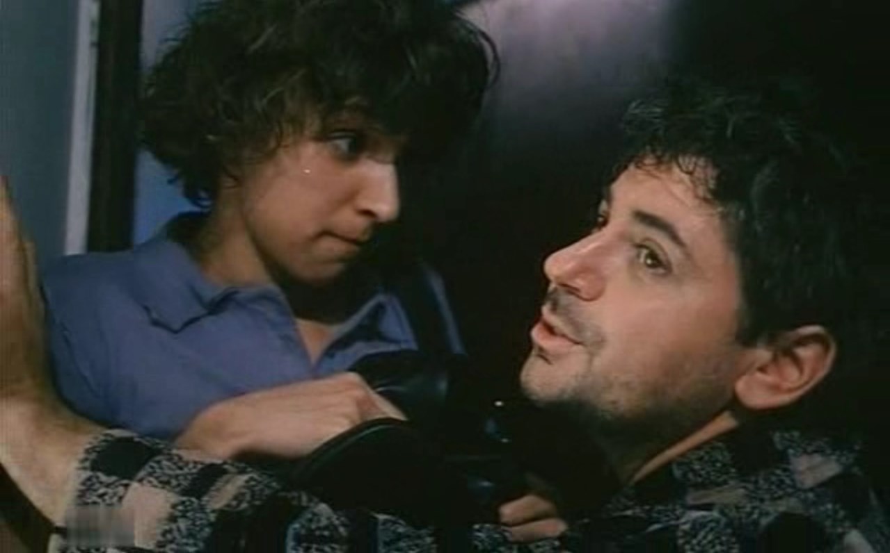 — Надеюсь, непоправимого не стряслось?
— Стряслось.
— Тебя лишили невинности?
— Паспорт свиснули.
— Стасик, нас не обесчестили.