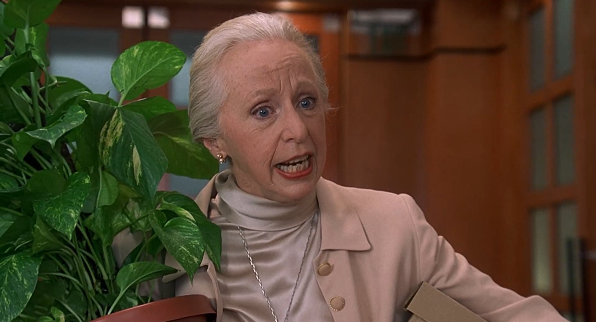 — Мистер Флетчер, ответьте мне на один вопрос. Три года назад в квартиру к моей подруге залез вор. Он упал из окна на разделочную доску и порезался. И из-за таких, как вы, он отсудил у моей подруги пять тысяч долларов! Это справедливо?
— Нет. Я бы отсудил для него десять.