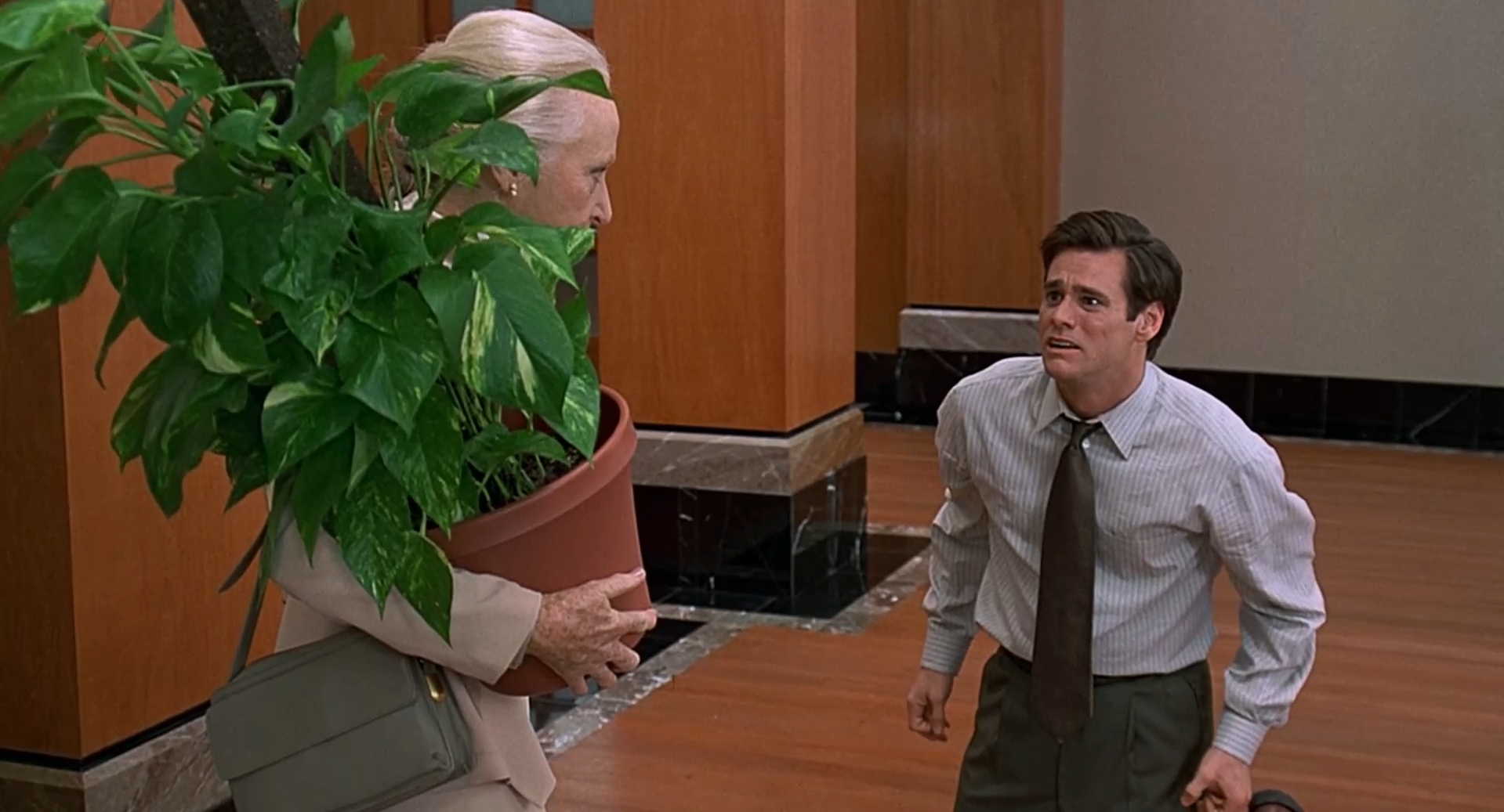 — Мистер Флетчер, ответьте мне на один вопрос. Три года назад в квартиру к моей подруге залез вор. Он упал из окна на разделочную доску и порезался. И из-за таких, как вы, он отсудил у моей подруги пять тысяч долларов! Это справедливо?
— Нет. Я бы отсудил для него десять.