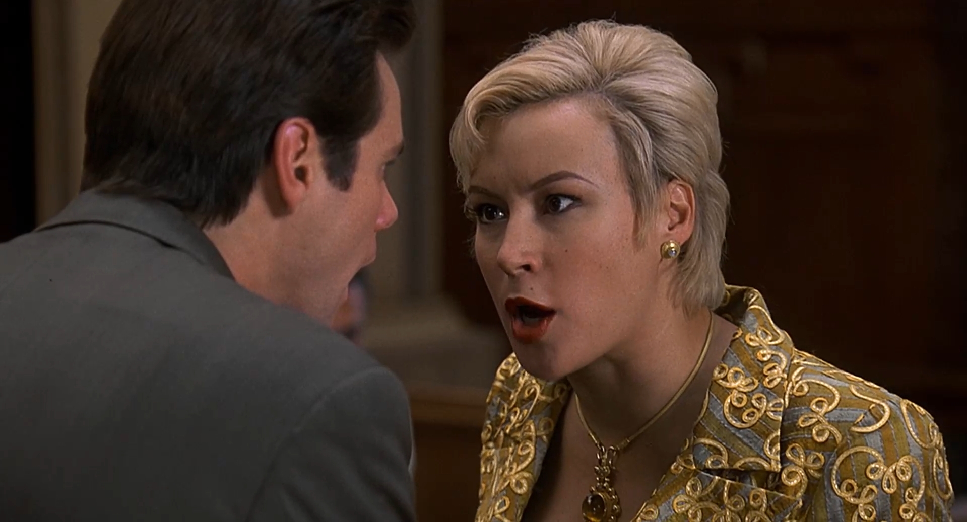 — Он толкал меня в объятия мужчины!
— Семи мужчин!
— Да какая разница!?