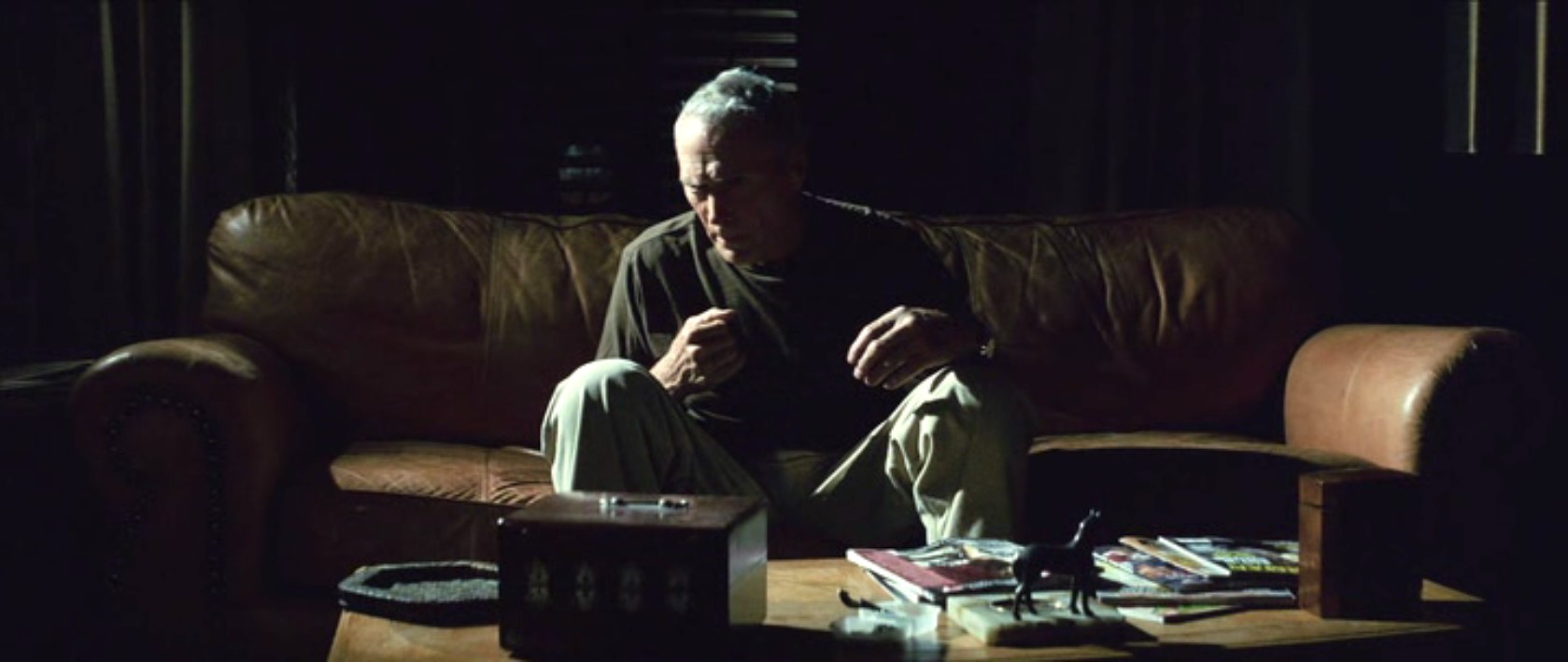 Бокс – занятие противоестественное. Здесь следует действовать вопреки традиционной логике. Чтобы переместиться левее, не надо делать шаг влево, а надо развернуться на носке правой ноги, а чтобы переместиться правее – развернуться на носке левой. Вместо того, чтобы убегать от боли, как это делает любой здравомыслящий человек, боксер бросается ей навстречу.