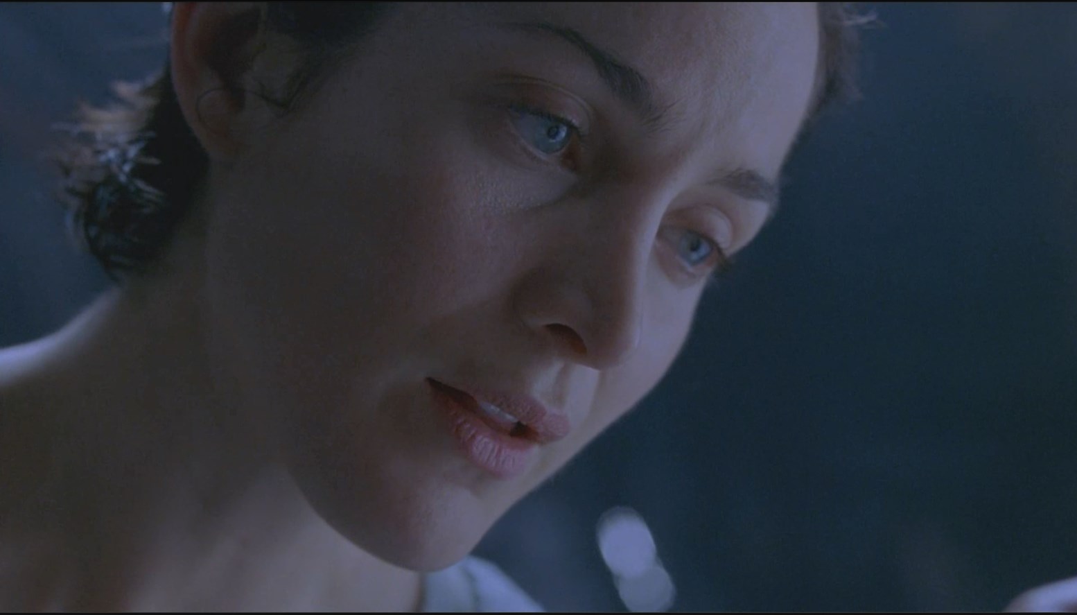 Нео, я больше не боюсь. Оракул сказала мне, что я влюблюсь и что… что человек, которого я полюблю будет Избранным. Поэтому, ты не можешь умереть. Ты не можешь, потому что я люблю тебя. Ты слышишь меня? Я люблю тебя. Теперь, вставай.