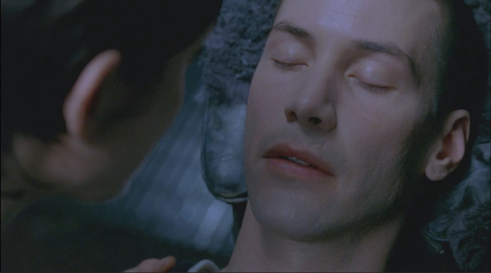 Нео, я больше не боюсь. Оракул сказала мне, что я влюблюсь и что… что человек, которого я полюблю будет Избранным. Поэтому, ты не можешь умереть. Ты не можешь, потому что я люблю тебя. Ты слышишь меня? Я люблю тебя. Теперь, вставай.