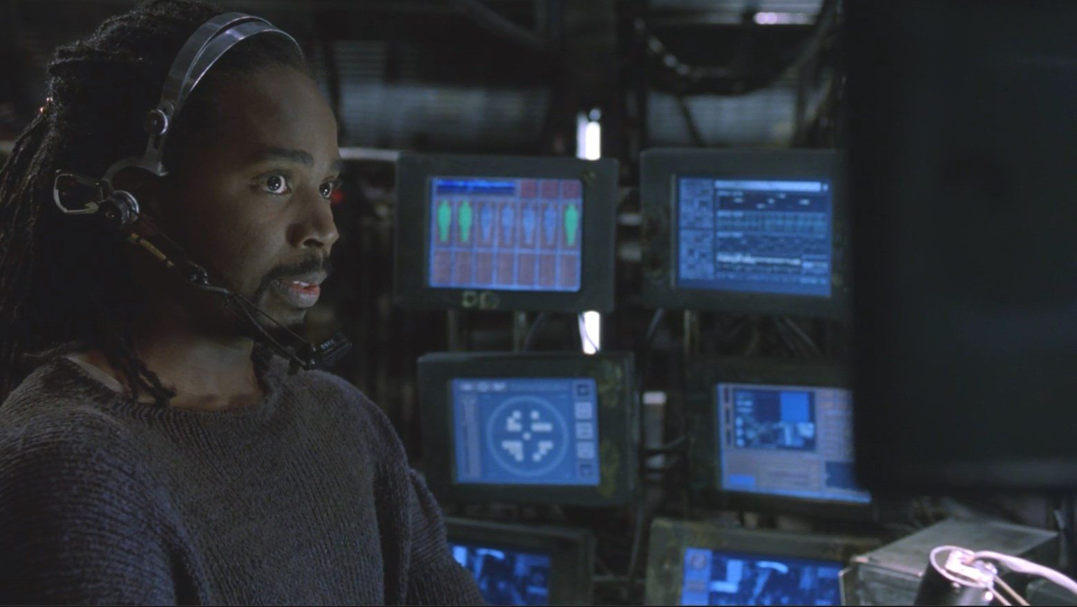 — Нео жив?
— Ты бы его видел...
— А что с ним?
— Прикидывается Суперменом!