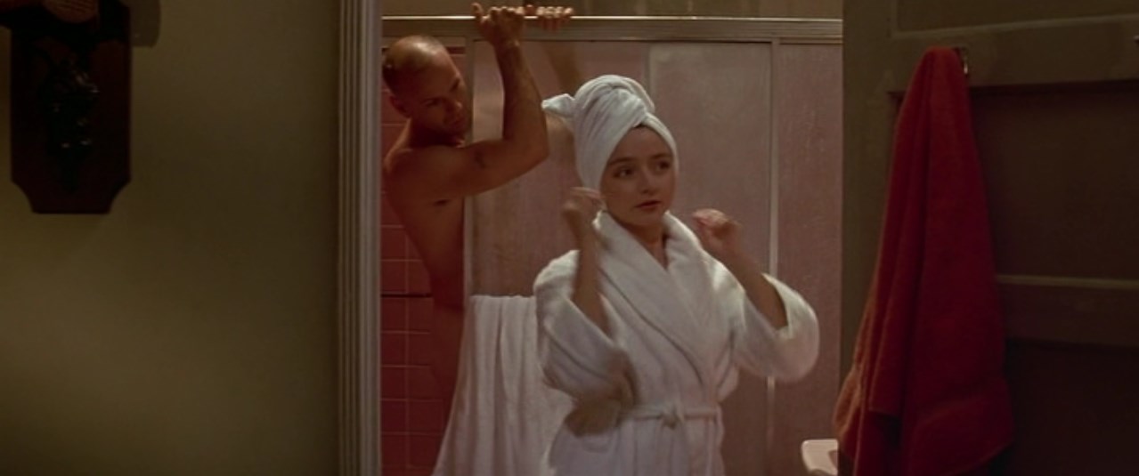 — Ты не подашь мне полотенце, тюльпанчик?
— Ах, мне это нравится. Мне нравится «тюльпанчик». «Тюльпанчик» намного лучше, чем «монголоид».