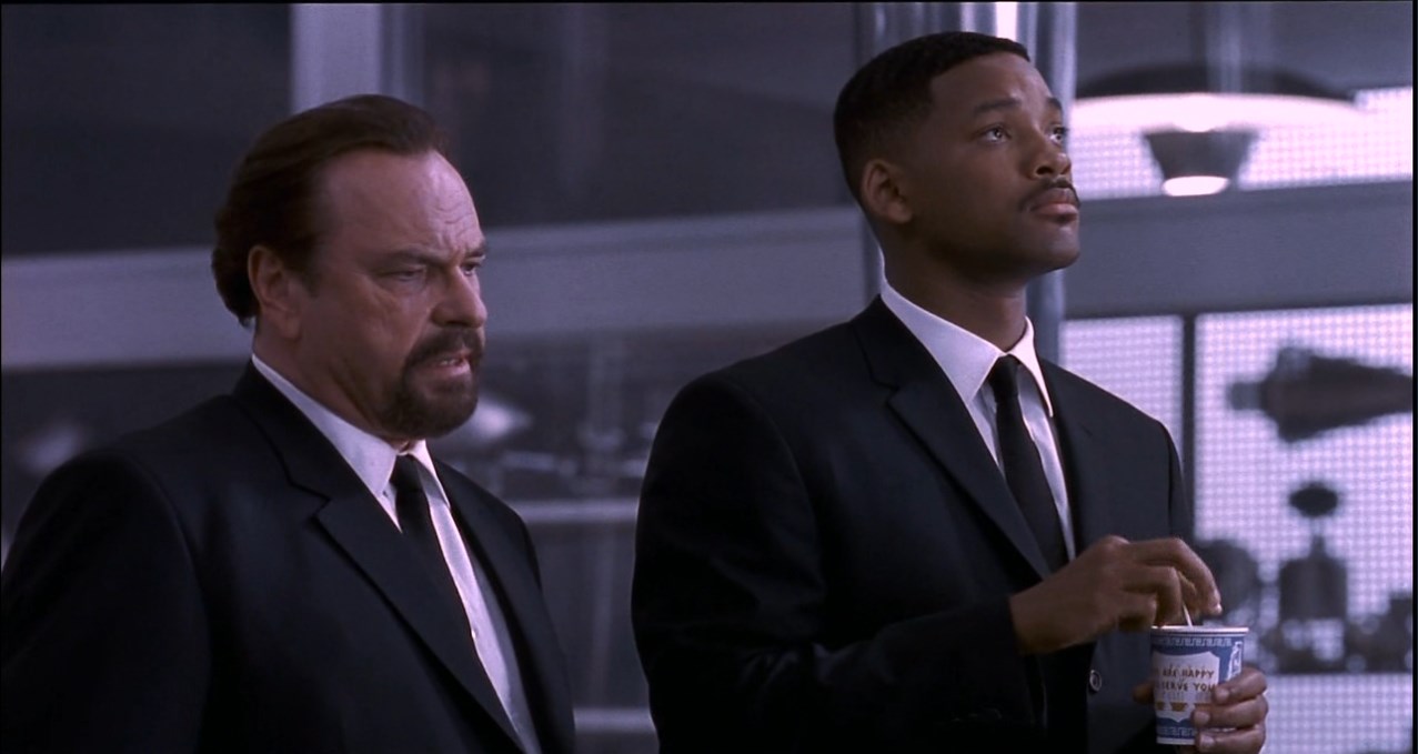 — Эй, Зед, здесь что, никогда никто не спит?
— Близнецам удобней центаурианские сутки, тридцать семь часов. Месяца за четыре привыкнешь, если только не сойдёшь с ума.