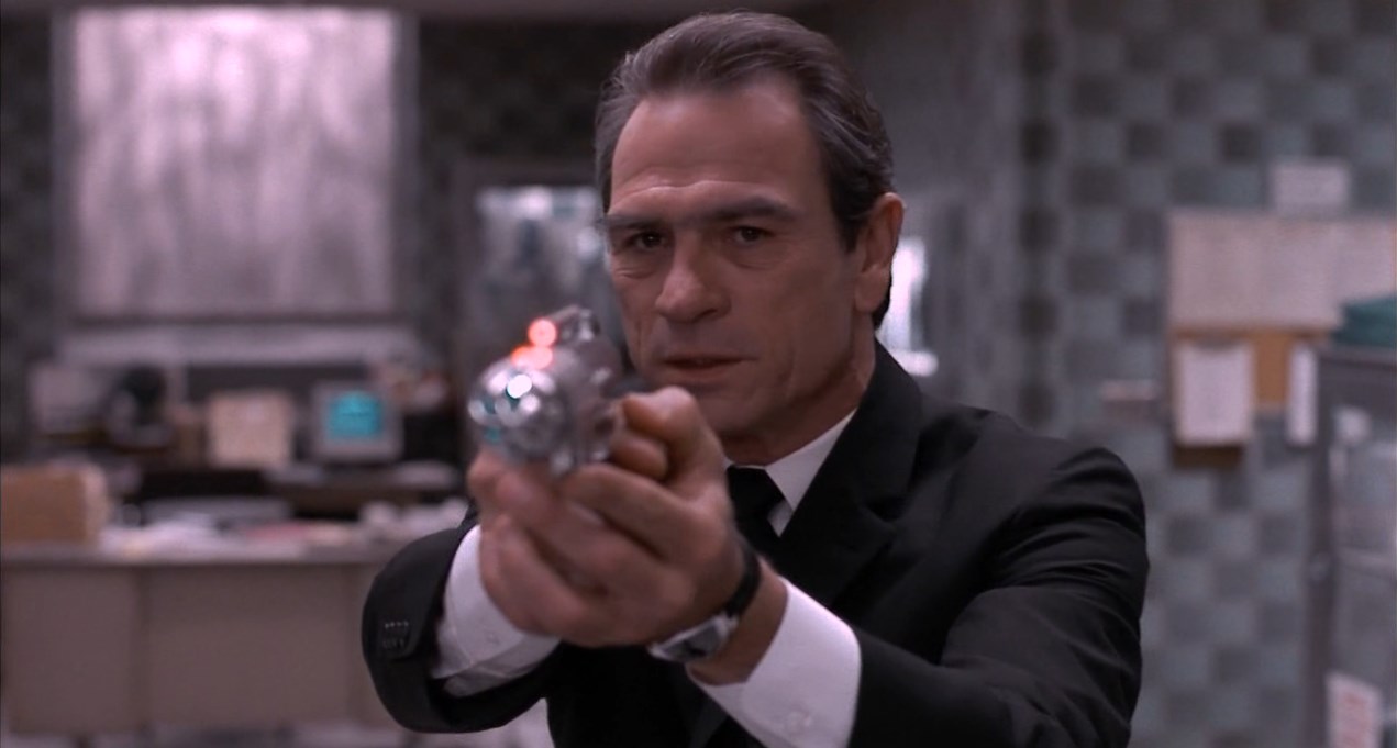 — Сдавайся, навозник!
— По сравнению с вами, обезьянами, я на верхней ступени эволюционной лестницы. Так что, не выступай!
— Прямо оратор! Покажи нам своё личико, не стесняйся!
— Вы отрывали крылья мухам! А хотите увидеть месть мухи?