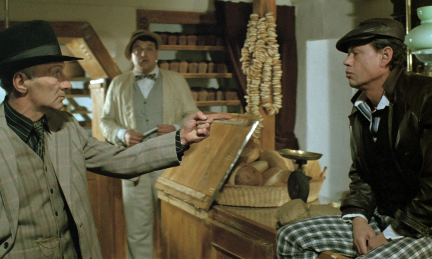 Шпан: — Добралось двадцать тысяч бутылок.
Микита Ничипорук: — Какого же чёрта им надо?
Шпан: — Пятьсот бутылок оказалось пустыми.
Микита Ничипорук: — Как пятьсот?
«Японец»: — Наверное, ребята выпили. Север, Аляска, холодно, решили согреться.
Микита Ничипорук: — Пятьсот бутылок?
«Японец»: — Ну их же пять человек было…