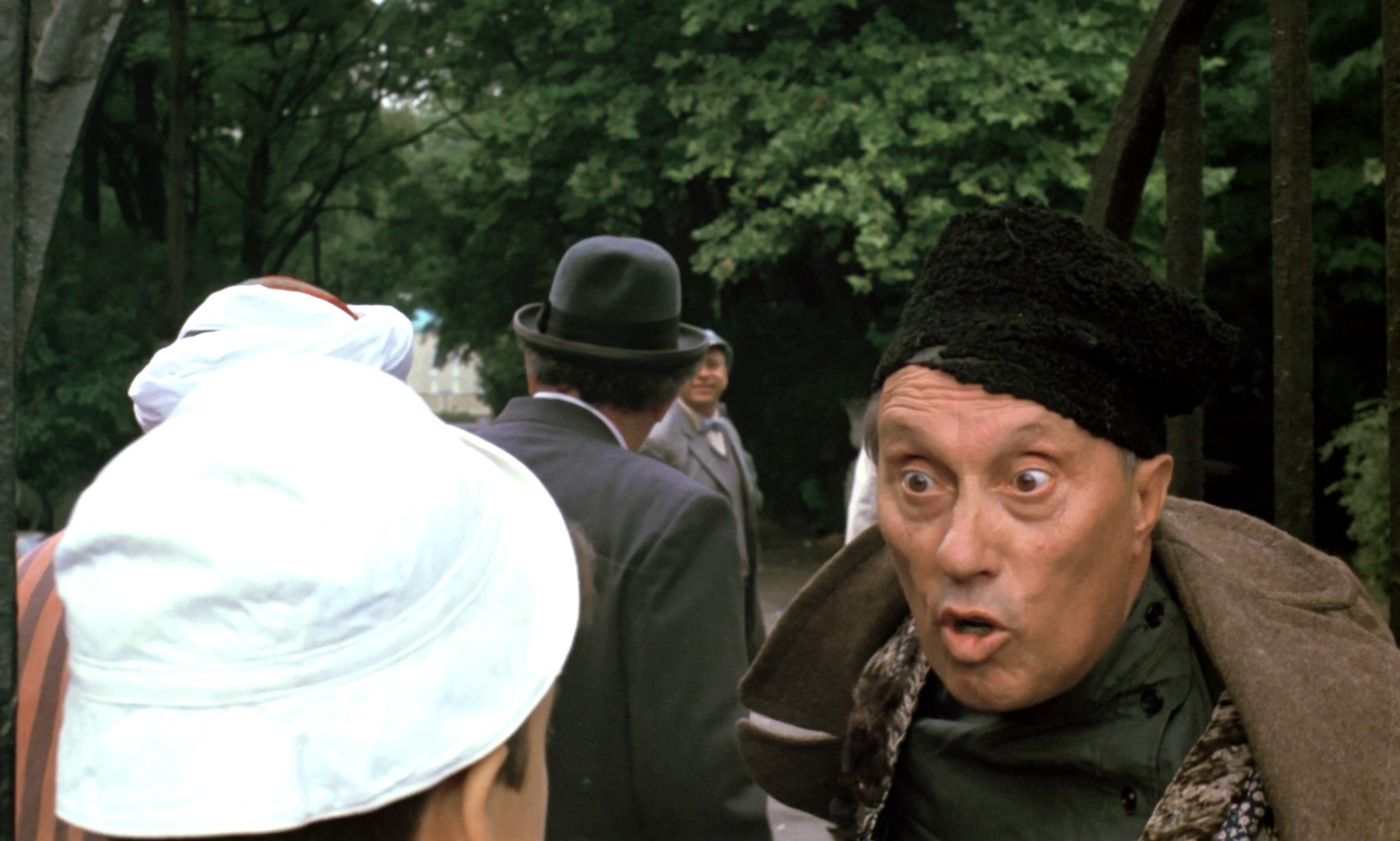 — Господи! Да он сюда прямо как на работу ходит!
— С чего это вы взяли?
— Да я третий раз его вижу!
— У вас тоже дежа вю, товарищ! Лечиться надо!