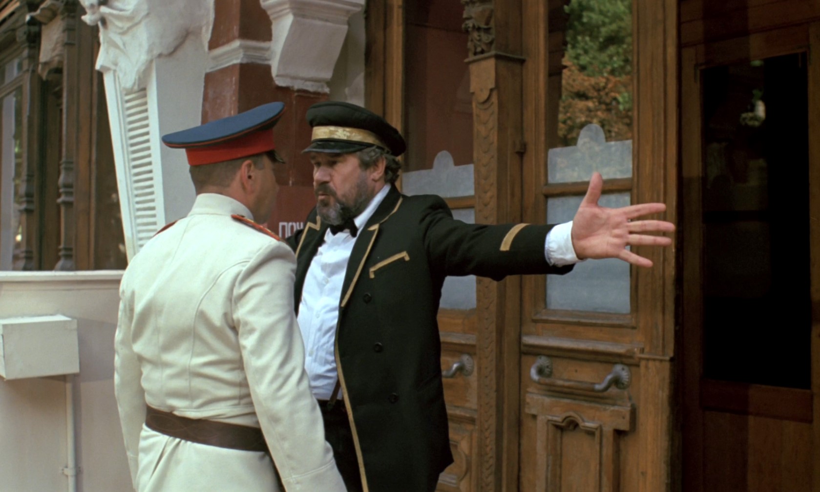 — Святые угодники! Наши десант высадили. Ваш пропуск!
— Пошёл вон, сволочь!
— Ваше благородие! При всем уважении! Без пропуска никак не могу! Распоряжение новых властей — без пропуска не пущать.
— This is мой пропуск! Идиот!