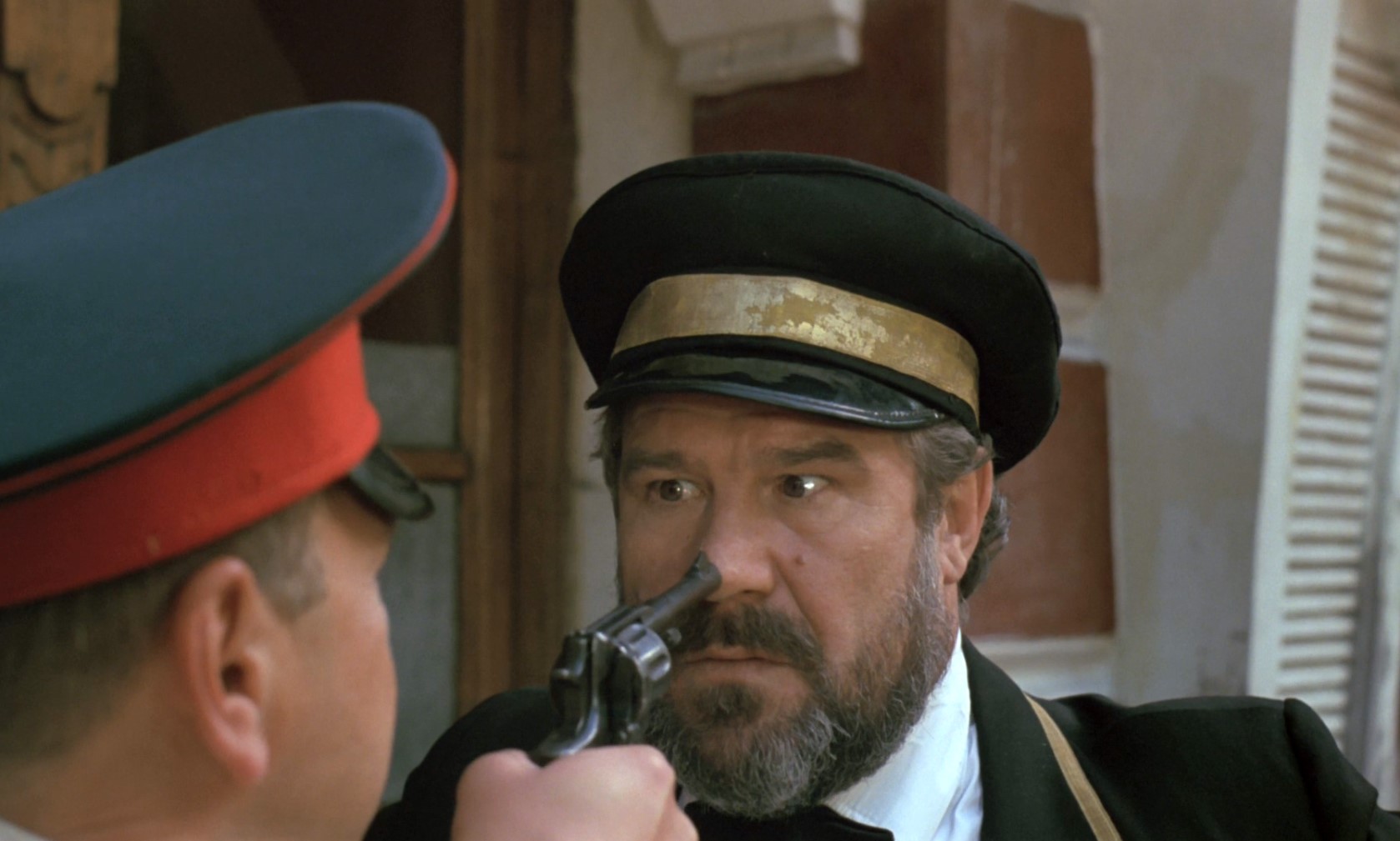 — Святые угодники! Наши десант высадили. Ваш пропуск!
— Пошёл вон, сволочь!
— Ваше благородие! При всем уважении! Без пропуска никак не могу! Распоряжение новых властей — без пропуска не пущать.
— This is мой пропуск! Идиот!