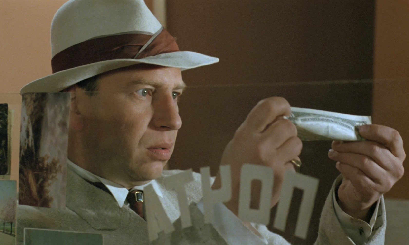 — Это не деньги! Рубли давайте!
— Что вы хотите этим сказать? Что это не деньги? Как это не деньги?!
— Это не деньги! Рубли! Рубли давайте!