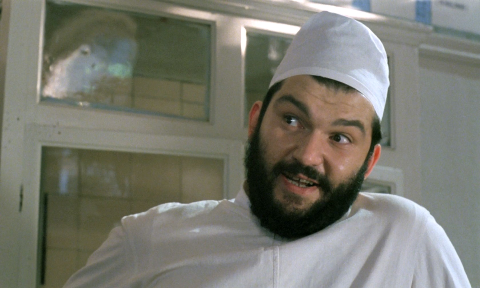 — Ну как он сегодня, Петрович?
— Спокойный сегодня. А вчера хотел решетку перегрызть, но Сундуков вовремя заметил.