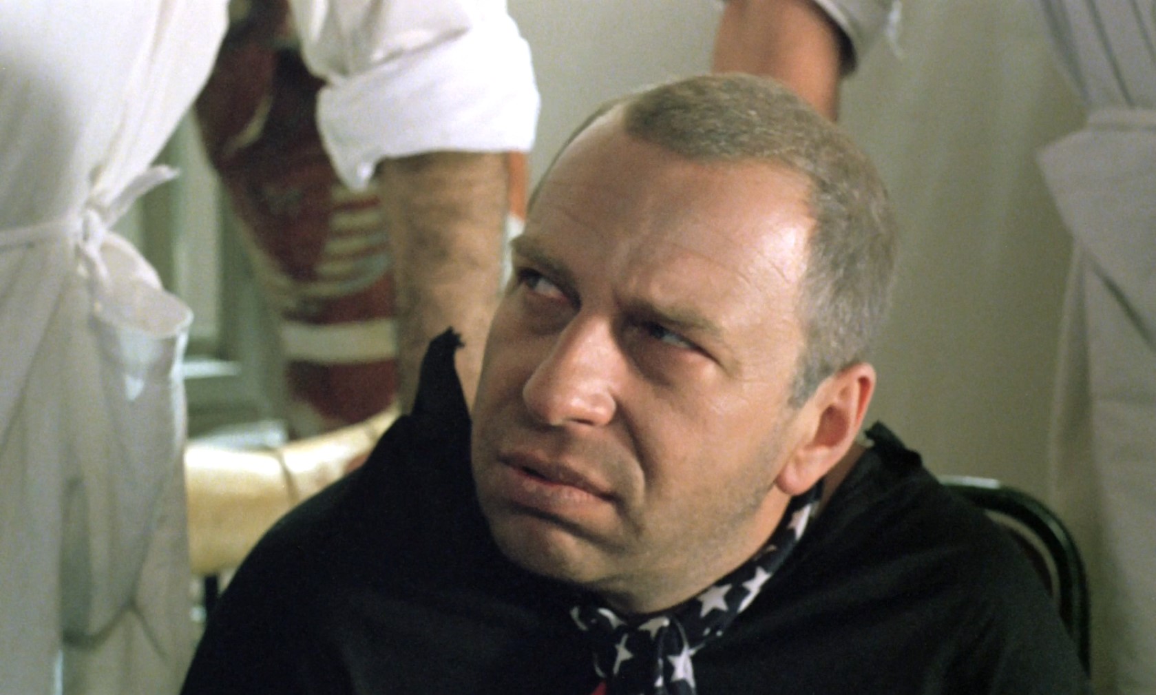 — Ну как он сегодня, Петрович?
— Спокойный сегодня. А вчера хотел решетку перегрызть, но Сундуков вовремя заметил.