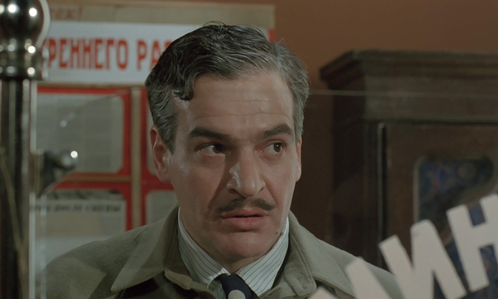 — Товарищ Колпаков! Белые в городе!
— Какие белые?
— Только что белый поручик проник в гостиницу! Белый поручик проник!
— Это чушь собачья! Чушь собачья! Их всех давно перебили!
— Значит не всех! Значит десант высадили!