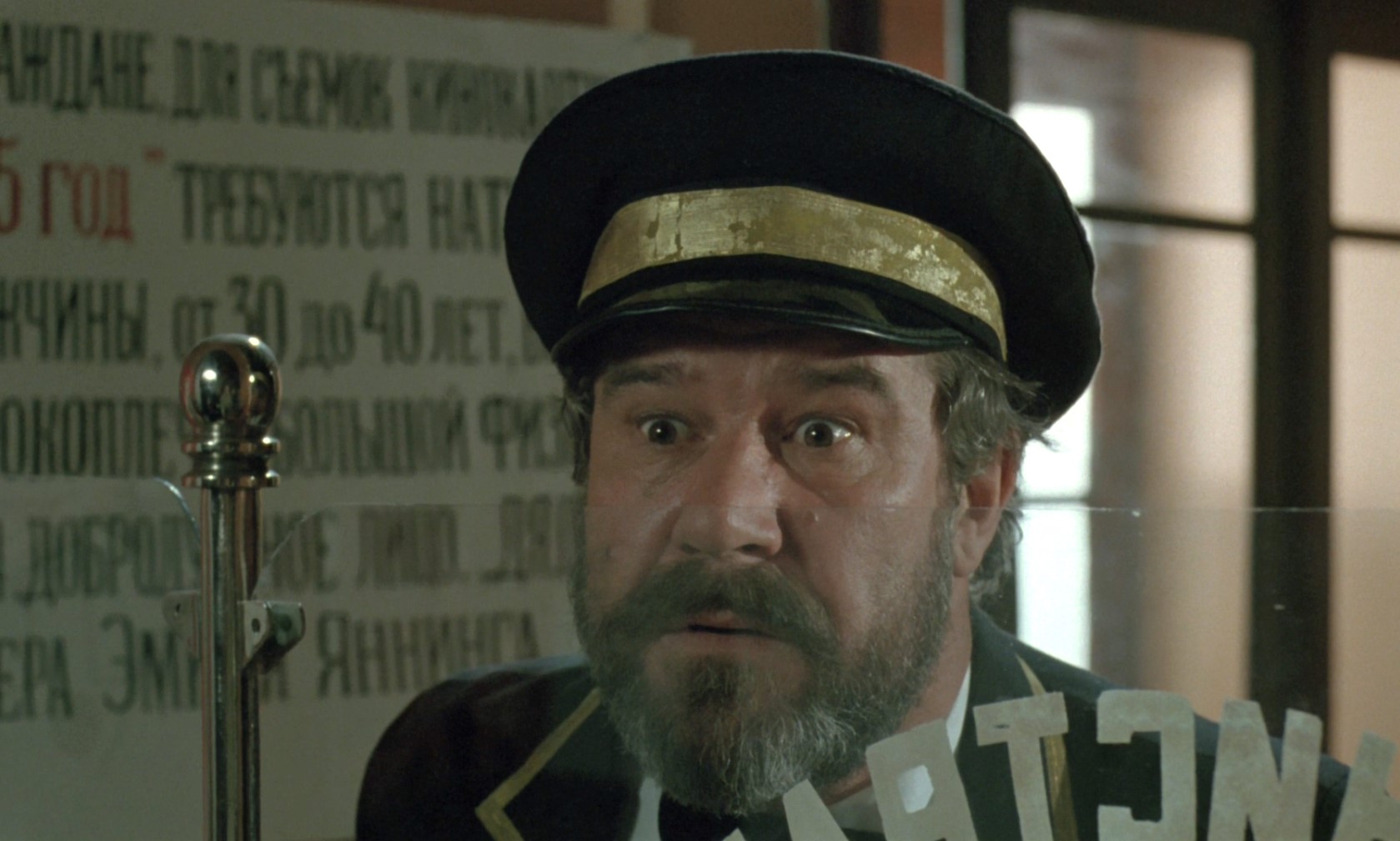 — Товарищ Колпаков! Белые в городе!
— Какие белые?
— Только что белый поручик проник в гостиницу! Белый поручик проник!
— Это чушь собачья! Чушь собачья! Их всех давно перебили!
— Значит не всех! Значит десант высадили!