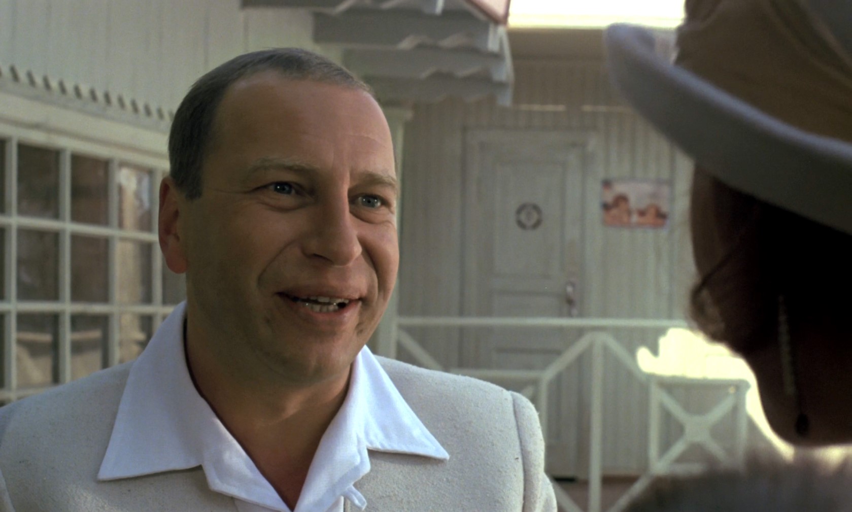 — Какое счастье, что Вы здесь! Умоляю Вас, скажите Жоржу, что между нами ничего не было!
— А разве мы знакомы?
— А с кем я была в постели? А кому я делала массаж?
— В таком случае я, конечно, готов признать, что между нами что-то было, только я ничего не помню!