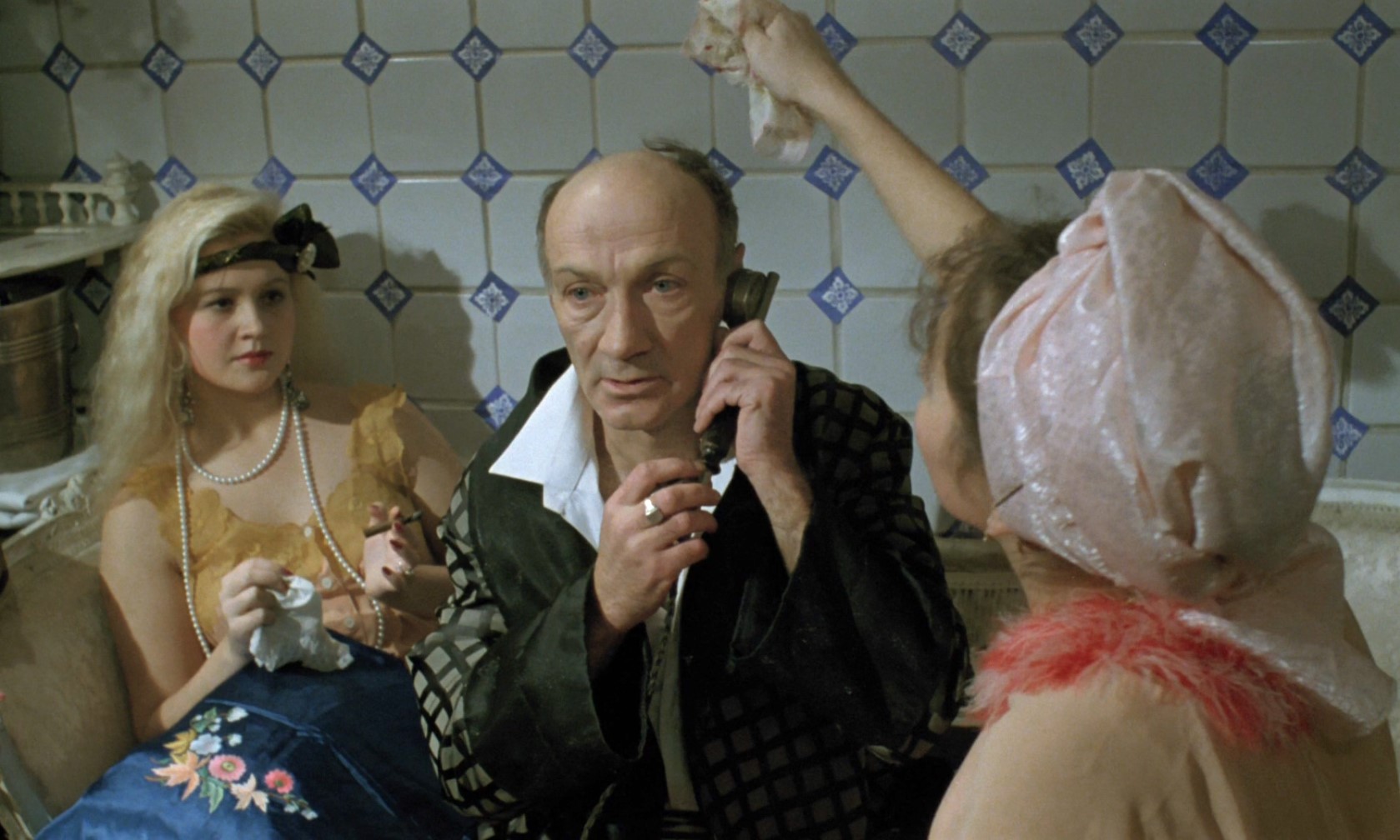 — Американец? Он же взлетел на воздух.
— Вернулся.