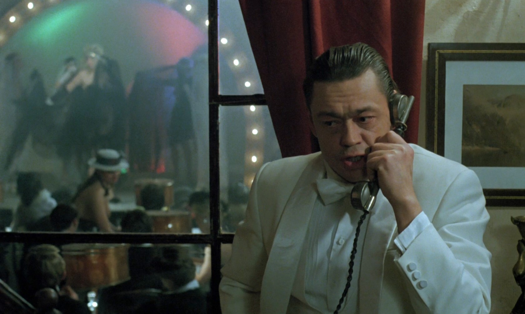 — Американец? Он же взлетел на воздух.
— Вернулся.