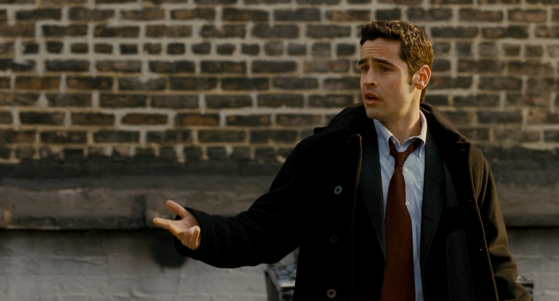 — Хорошо, какие причины закончить с ней встречаться? Первое, постоянная физическая угроза. Вторая — реальная возможность разбитого сердца. Третья — упущенная работа. Четвёртая — её сумасшествие. Пятое — желание причинить мне боль. Шестая — набор эмоционального багажа такой, что Луи Ветон (Louis Vuitton) нервно покуривает. Седьмая — ни одного поцелуя... чёрт подери! И восьмая — она рушит мою жизнь.
— А причины, чтобы встречаться с ней?
— Я люблю её...