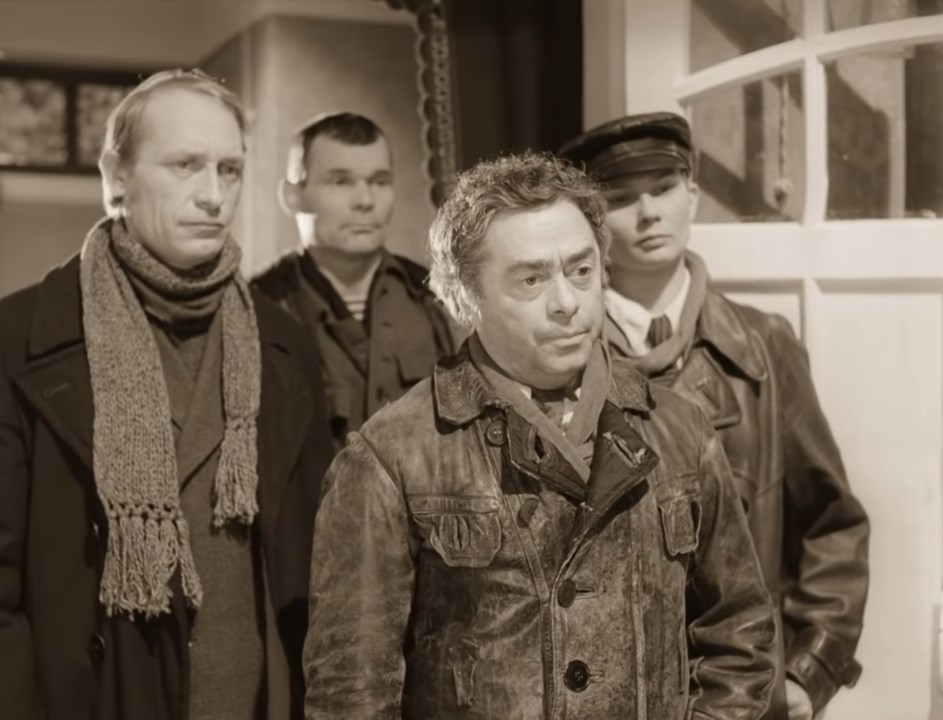 — Мы к вам, профессор, вот по какому делу! Мы, управление нашего дома, пришли к вам после общего собрания жильцов нашего дома, на котором стоял вопрос об уплотнении квартир дома!
— Кто на ком стоял?! Потрудитесь излагать ваши мысли яснее.