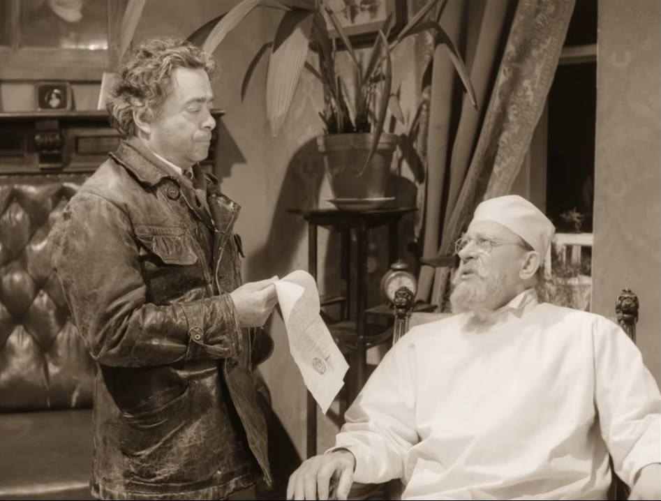 — Мы к вам, профессор, вот по какому делу! Мы, управление нашего дома, пришли к вам после общего собрания жильцов нашего дома, на котором стоял вопрос об уплотнении квартир дома!
— Кто на ком стоял?! Потрудитесь излагать ваши мысли яснее.