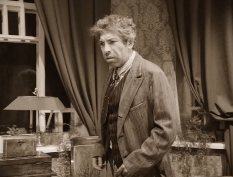 — Ну и что же он говорит, этот ваш прелестный домком?
— Вы его напрасно прелестным ругаете!