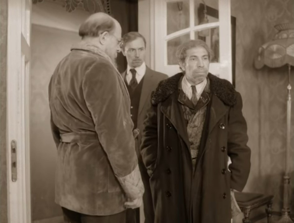 — Отчего это у вас шрам на лбу, потрудитесь объяснить этой даме.
— Я на колчаковских фронтах раненый!