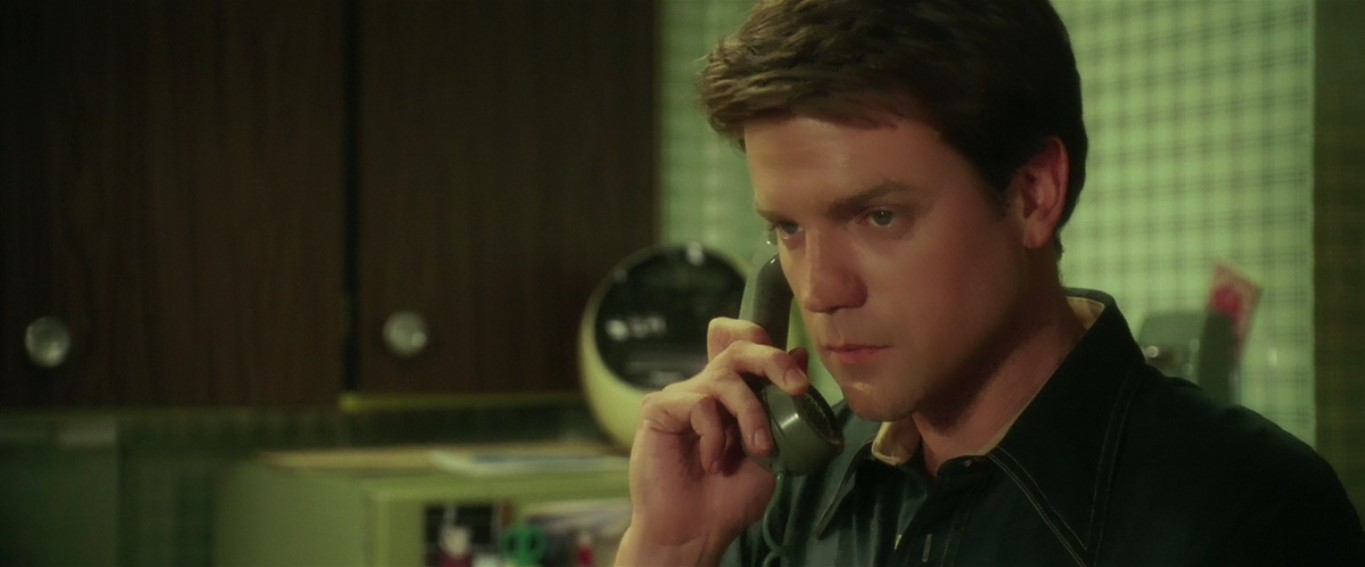 И новость отправляется в путь. По дороге она обрастает подробностями, она пьянит словно сладкое вино. Вам твердят, что дело верное. Но хуже всего то, что вы сами начинаете в неё верить.