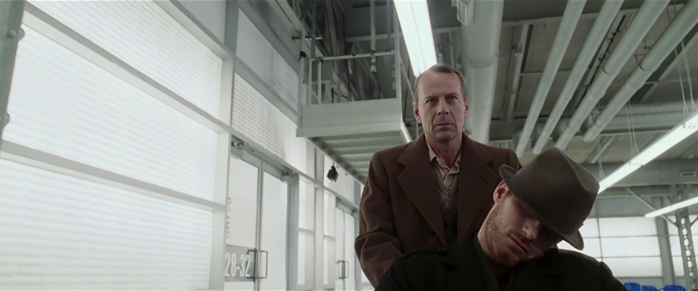 Ты уж извини, сынок, порой выживает не тот, кто умеет жить.