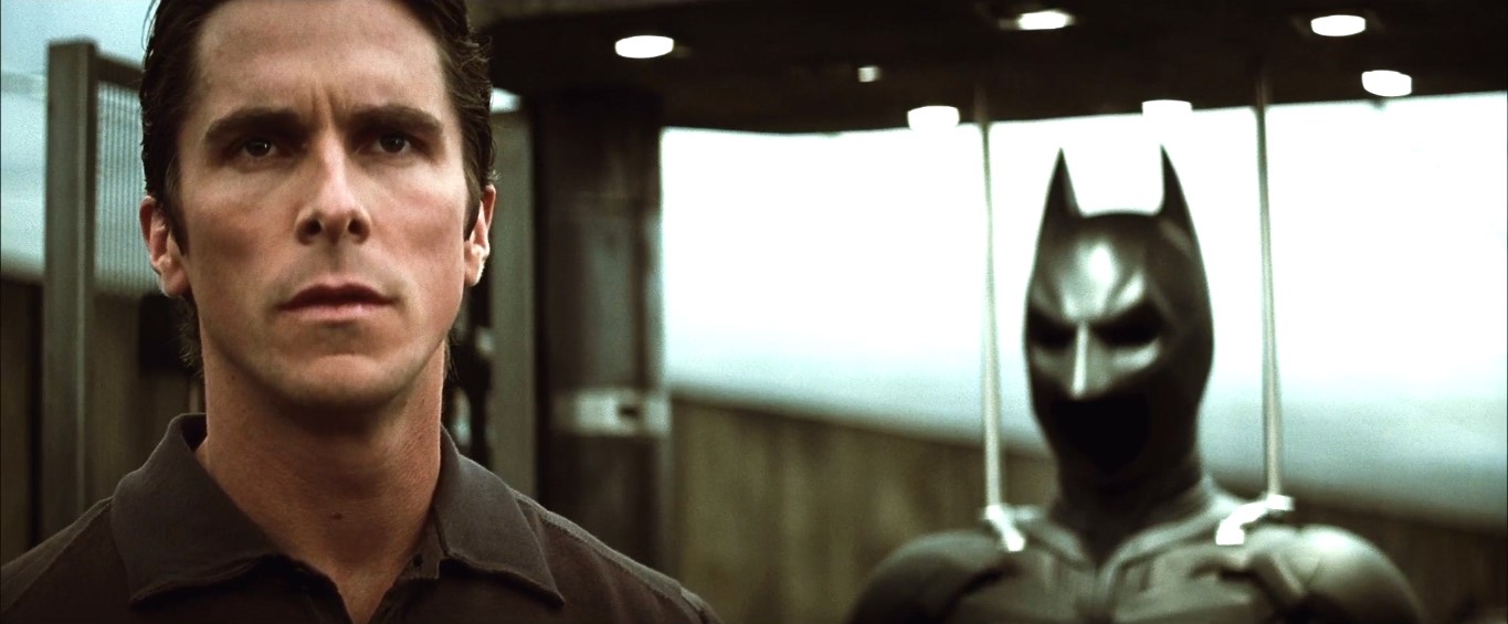 — Много лет назад я был в Бирме, мы с друзьями работали на местное правительство. Оно пыталось купить преданность вождей разных племен при помощи драгоценных камней, но на их караван в лесу напал какой-то бандит, и мы отправились искать камни. За полгода поисков, мы не нашли никого, кто бы торговал ими. Однажды я увидел в руках у ребенка рубин, размером с мандарин. Этот бандит просто выбрасывал камни.
— Тогда зачем красть?
— Потому что он получал от этого удовольствие. Просто есть типы, которые действуют вне всякой логики. Их не подкупить, не запугать, не договориться и не придти к компромиссу. Эти люди мечтают видеть мир в огне...