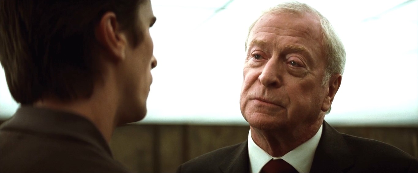 — Много лет назад я был в Бирме, мы с друзьями работали на местное правительство. Оно пыталось купить преданность вождей разных племен при помощи драгоценных камней, но на их караван в лесу напал какой-то бандит, и мы отправились искать камни. За полгода поисков, мы не нашли никого, кто бы торговал ими. Однажды я увидел в руках у ребенка рубин, размером с мандарин. Этот бандит просто выбрасывал камни.
— Тогда зачем красть?
— Потому что он получал от этого удовольствие. Просто есть типы, которые действуют вне всякой логики. Их не подкупить, не запугать, не договориться и не придти к компромиссу. Эти люди мечтают видеть мир в огне...