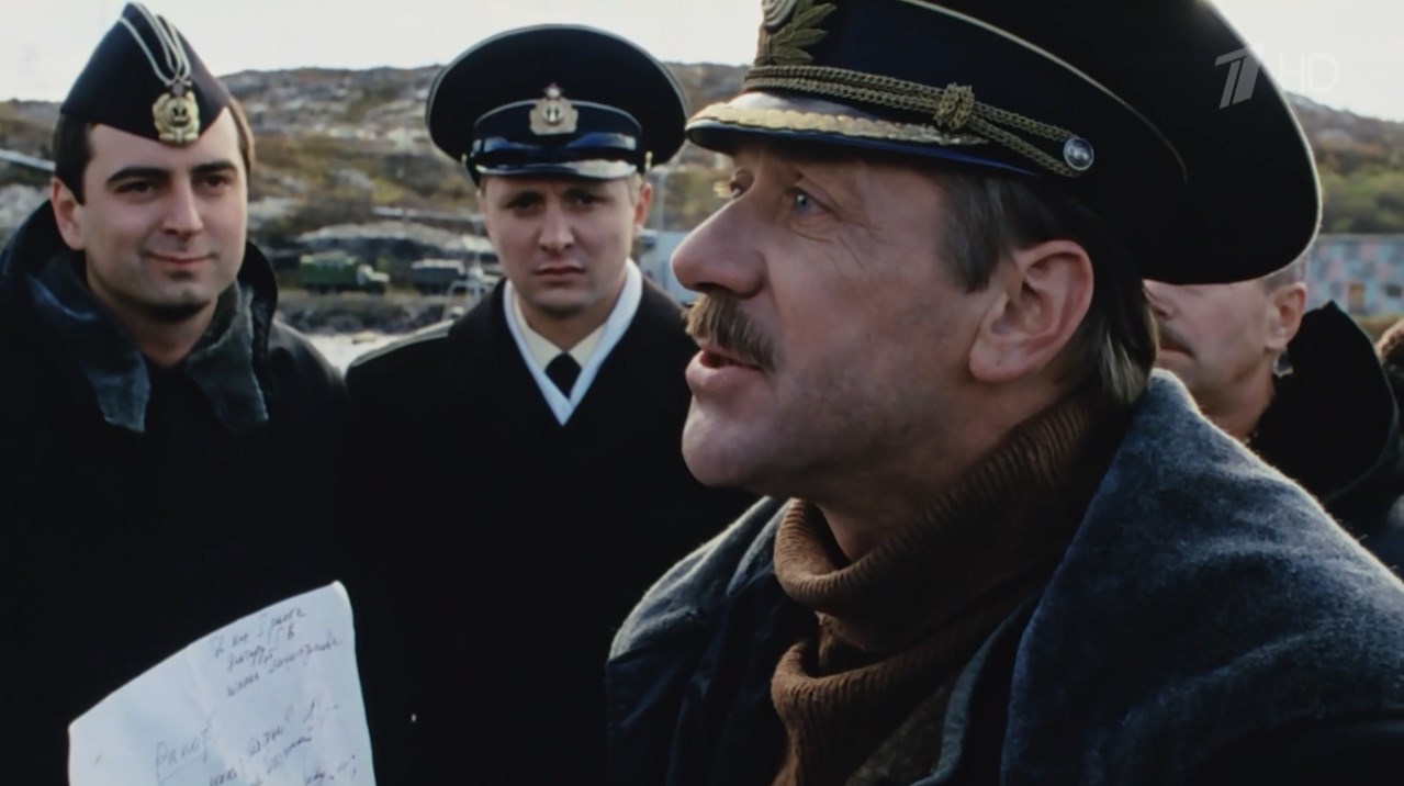 — Легкоступов, ты знаешь, какая у тебя фамилия? Легкоступов, то есть, лёгкий, можно сказать, воздушный... Ты чего написал?! Тельняшка через букву «и», шинель через букву «е», а ботинки вообще!... Ты чего, Легкоступов?! Ты слушай меня, Легкоступов. В русском языке есть слова, их там много. Когда их составляешь вместе, получается предложение, где есть сказуемое, подлежащее и прочая светотень. И всё это – великий русский язык, Легкоступов. Ты меня понял?!
— Так точно, товарищ командир!
— Так вот, у нас великий русский язык! В нём переставь местоимение, сказуемое и подлежащее, и появится интонация! «Наша Маша горько плачет» или «Плачет наша Маша горько». Ты понимаешь?! Это ж поэзия! Это ж былины, мамкина норка!... А есть вообще предложения в одно слово: «Моросит», «Вечереет», «Смеркается»... Ты чувствуешь?
— Так точно, товарищ командир!
— Ни хрена ты не чувствуешь! Когда я читаю, что ты написал, я чешусь в самых нескромных местах! Тут же член можно сломать, пока до конца абзаца доберёшься! Кто тебя учил?
— В школе.
— Покажи мне, и я разорву его, как тузик грелку.
— Я же говорю – в школе.
— А я что, за границей, что ли учился, Легкоступов?!
— Если б мне в школе бы так!... Доходчиво!... Я б...
— Вольно...