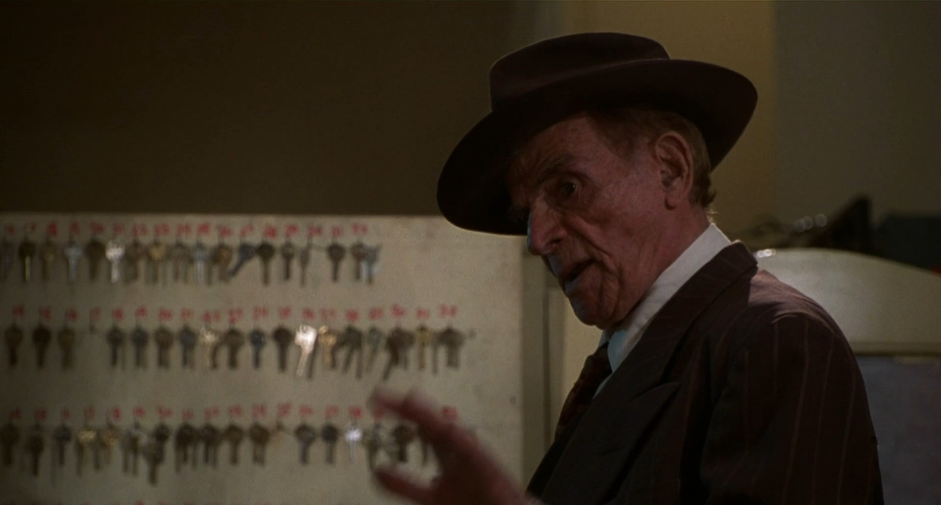 Знаешь, что парень? Держись подальше от... полуночников, от детей, шлюх. И не ввязывайся в споры между мужем и женой.