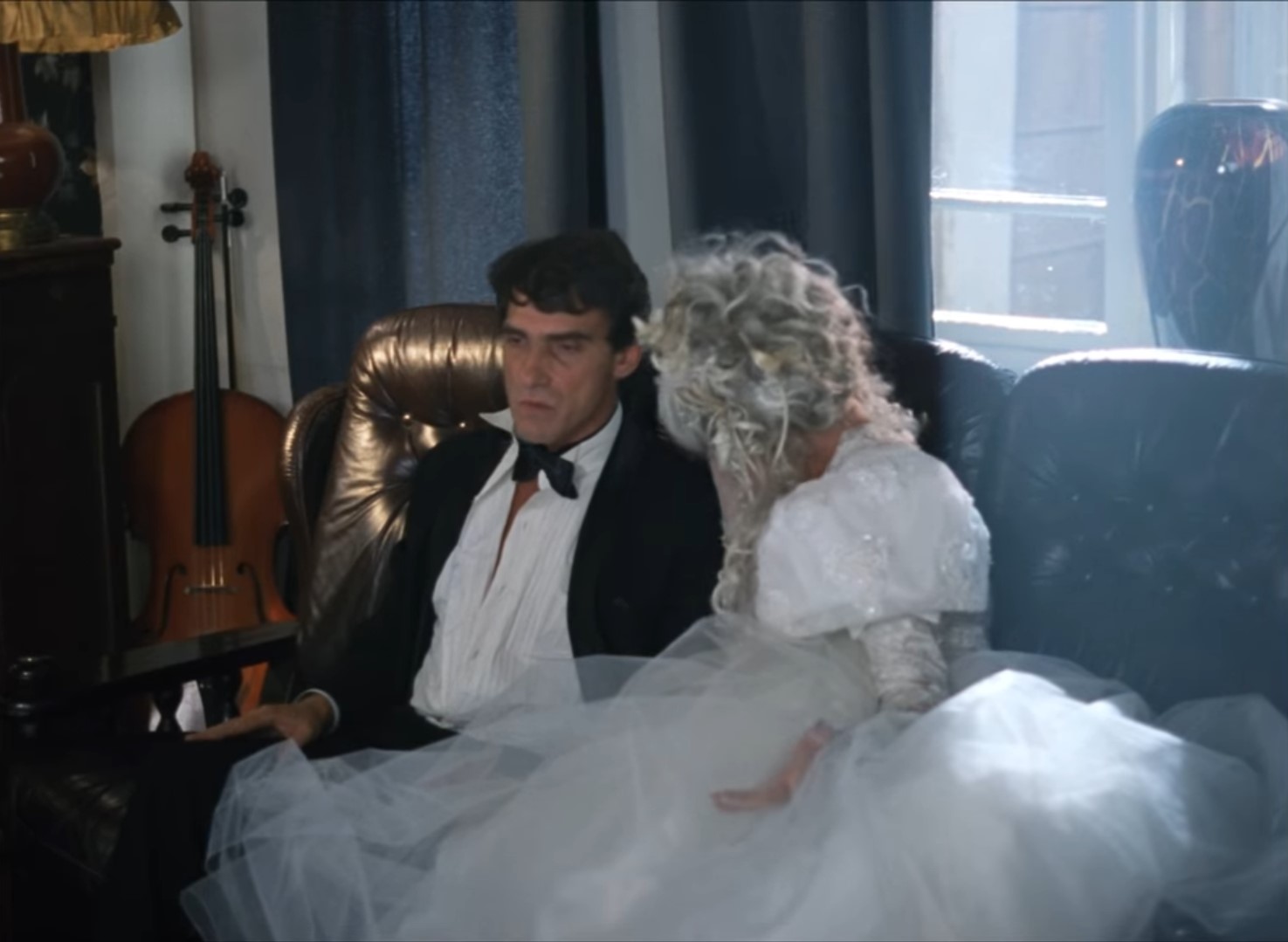 — Я тебе должен сейчас всё объяснить.
— Кузя?!
— Если бы Кузя! Я вообще ни с кем не могу! Понимаешь... Дело в том, что... Ну в общем, в детстве я наступил на мину. Да. Всё оторвало!
— Всё?!
— Нет, кое-что осталось.
— Дарлинг!
— Но только, чтобы пописать! Успокойся, дорогая.
— Ничего, ничего. Мы что-нибудь придумаем. В Америка очень хорошие врачи. Мы сделаем протез. Бедный, бедный! [щупает причинное место] У вас это называется «кое-что»? По-моему, вы слишком много кушать.
— В каком смысле?
— В смысле, зажралúсь!