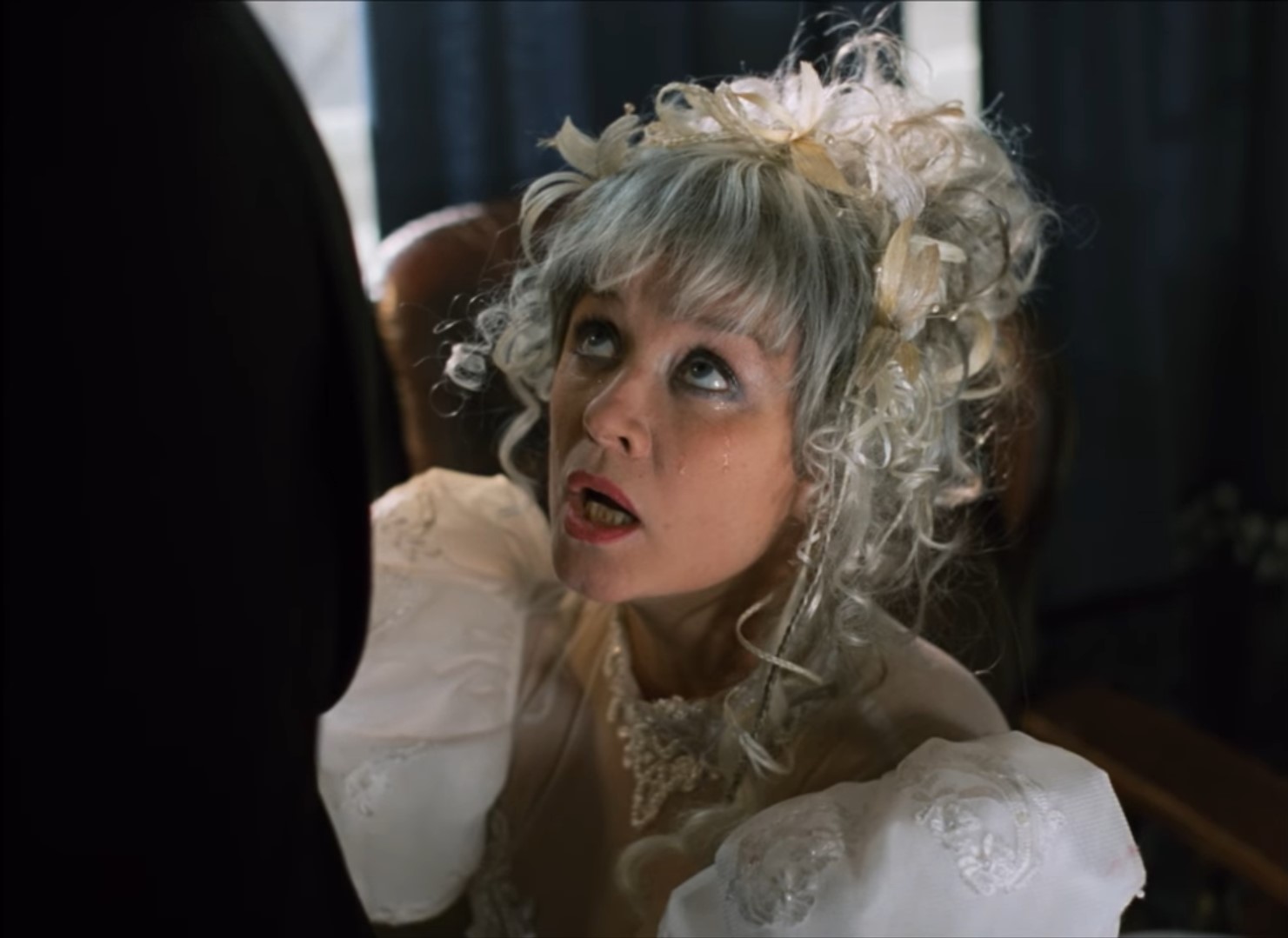 — Я тебе должен сейчас всё объяснить.
— Кузя?!
— Если бы Кузя! Я вообще ни с кем не могу! Понимаешь... Дело в том, что... Ну в общем, в детстве я наступил на мину. Да. Всё оторвало!
— Всё?!
— Нет, кое-что осталось.
— Дарлинг!
— Но только, чтобы пописать! Успокойся, дорогая.
— Ничего, ничего. Мы что-нибудь придумаем. В Америка очень хорошие врачи. Мы сделаем протез. Бедный, бедный! [щупает причинное место] У вас это называется «кое-что»? По-моему, вы слишком много кушать.
— В каком смысле?
— В смысле, зажралúсь!