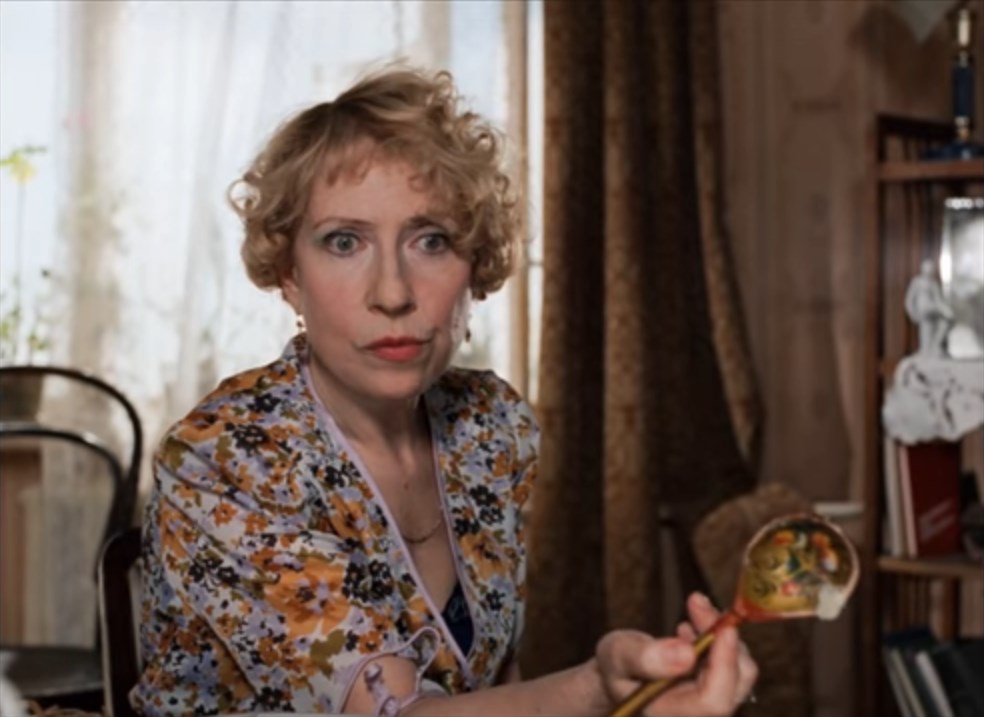 Василий Кроликов: — Что же вы, мама, так себя запустили? Квартирку, вот, совсем не убираете.
Прасковья Кроликова: — Я, Васенька, в квартире этой капитальную уборку два раза в день делаю плюс ремонт.
Николай Григорьевич: — Мать твоя — чистюля. Дай Бог каждому.
Василий Кроликов: — Ну тогда у меня, наверное, с глазами что-то.
Прасковья Кроликова: — Глаза у тебя здоровые. Только ты, козёл, на голову больной, с детства.
Василий Кроликов: — В кругах, которым я близок, мама, слово «козёл» очень обидное. Постарайтесь поэтому в разговоре его не употреблять.
Прасковья Кроликова: — Да что вы говорите?! А вот интересно, козёл, что ты такое свистнул, что у меня по два раза в день обыски? Я вечером паркет положу, утром его уже менты обдирают. Я утром кафель приклею, а вечером его уже Козюльский выворачивает.  А Николай Григорьевич, бедный? Он за это время семнадцать раз понятым был.