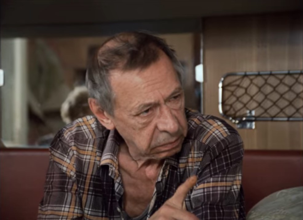 Василий Кроликов: — Что же вы, мама, так себя запустили? Квартирку, вот, совсем не убираете.
Прасковья Кроликова: — Я, Васенька, в квартире этой капитальную уборку два раза в день делаю плюс ремонт.
Николай Григорьевич: — Мать твоя — чистюля. Дай Бог каждому.
Василий Кроликов: — Ну тогда у меня, наверное, с глазами что-то.
Прасковья Кроликова: — Глаза у тебя здоровые. Только ты, козёл, на голову больной, с детства.
Василий Кроликов: — В кругах, которым я близок, мама, слово «козёл» очень обидное. Постарайтесь поэтому в разговоре его не употреблять.
Прасковья Кроликова: — Да что вы говорите?! А вот интересно, козёл, что ты такое свистнул, что у меня по два раза в день обыски? Я вечером паркет положу, утром его уже менты обдирают. Я утром кафель приклею, а вечером его уже Козюльский выворачивает.  А Николай Григорьевич, бедный? Он за это время семнадцать раз понятым был.